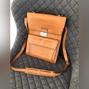 Beautiful men’s shoulder bag in mint condition. 100% Italian made leather.
